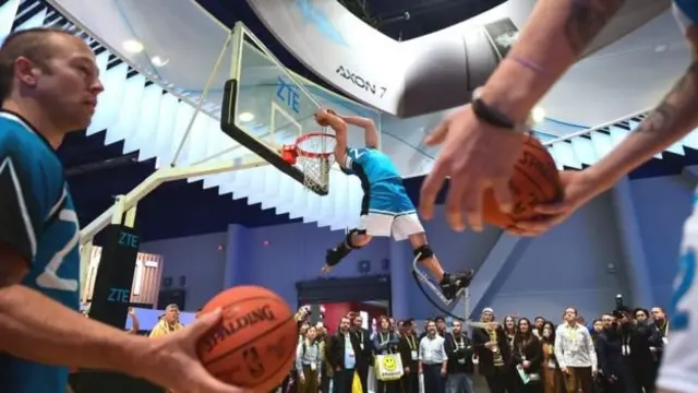 中国电信用高跷篮球吸引CES观众