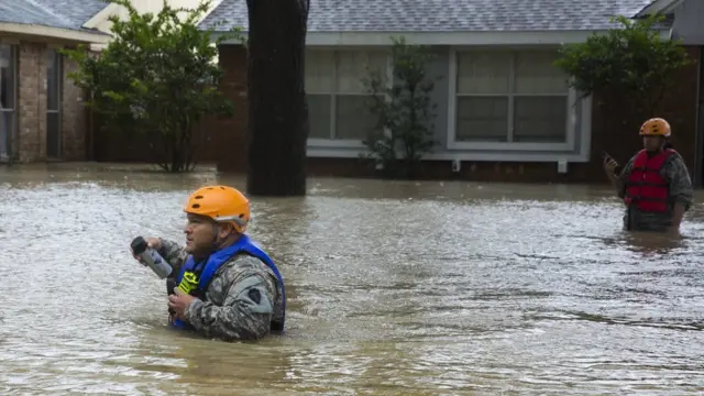 Miembros del cuerpo militar de Texas en las misiones de rescate en Houston
