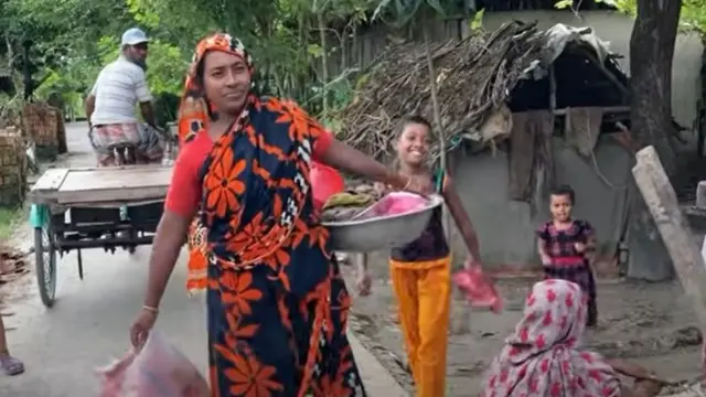 বাংলাদেশের উপকূলের অনেক গ্রামেই নারীরা একক ভাবে পরিবার চালাচ্ছেন।