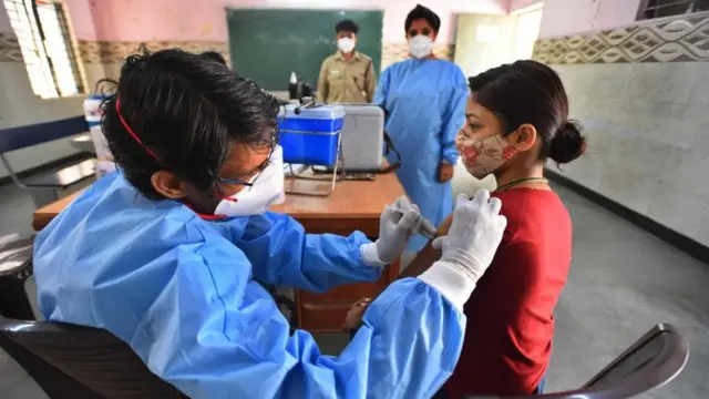 ভারতে একিটি ভ্যাক্সিনেশন সেন্টারে কোভিশিল্ড দেওয়া হচ্ছে। ফাইল ছবি