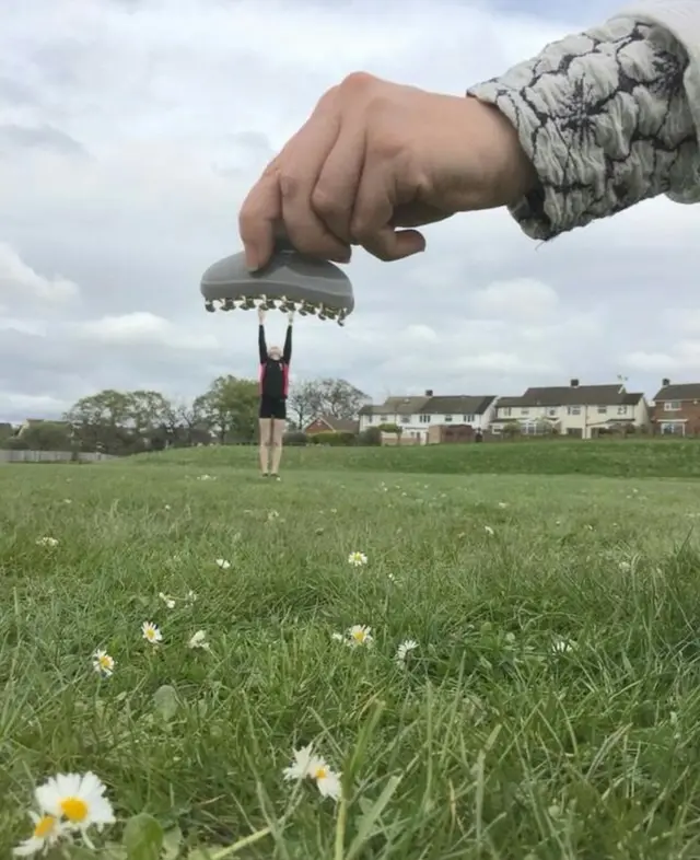 Una chica pequeña agarrada por un gancho