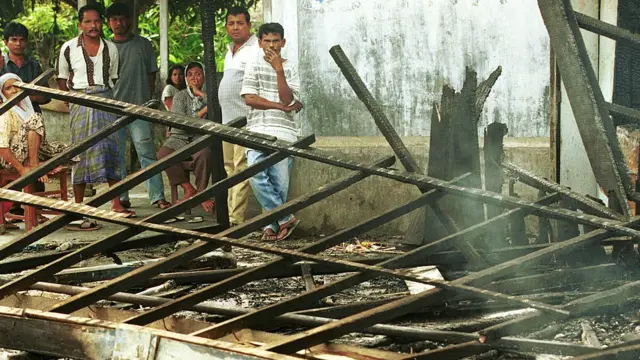 Rumah warga yang dicurigai sebagai anggota GAM dibakar.