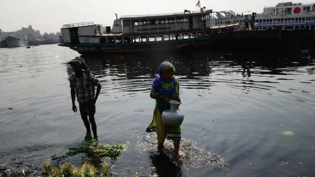 الأطفال المصابون بسوء التغذية عادة ما يشربون مياه ملوثة ما يصيبهم بالعدوى والمرض