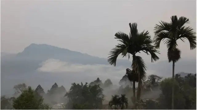 આખરે એવું કયું કારણ છે કે ઘણાં ઍન્કાઉન્ટર નકલી હોવાનું જાણવા મળ્યા છતાં કેન્દ્ર સરકારે એક પણ કેસમાં ભારતીય સેના અને અર્ધલશ્કરી દળોના કર્મચારીઓ સામે કેસ ચલાવવાની મંજૂરી નથી આપી?