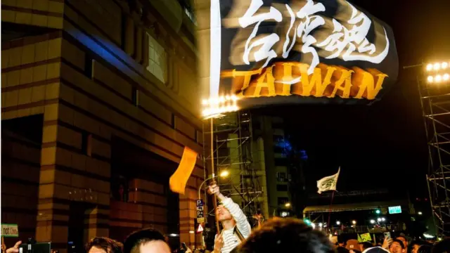 蔡英文支持者手持“台湾魂”旗帜