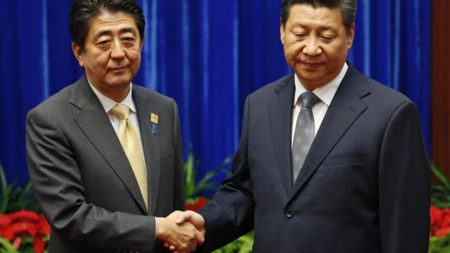 安倍晋三2014年在北京出席APEC系列会议后与习近平合照，但习近平表情严肃，没有露出任何笑容。