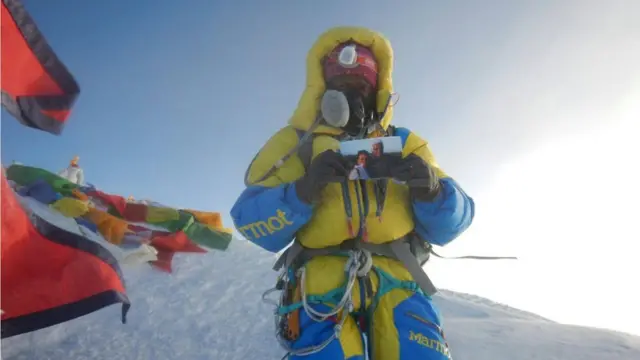 එවරස්ට් කඳු මුදුණ වෙත ළඟා වූ පළමු ශ්‍රී ලාංකිකයා මෙන්ම පළමු ශ්‍රී ලංකික කාන්තාව ජයන්ති කුරු උතුම්පාල