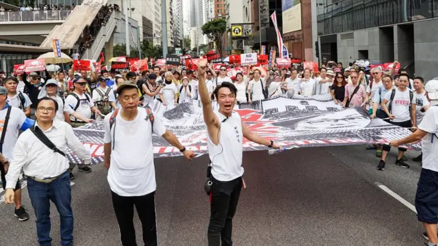 民陣召集人岑子杰(中)與壹傳媒創辦人黎智英(左二)帶領遊行隊頭(9/6/2019)