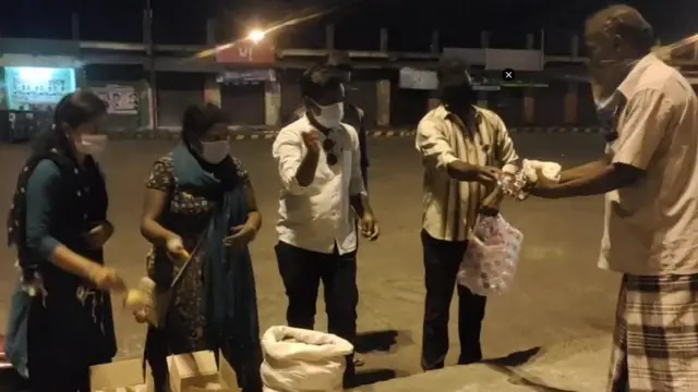 கொரோனா ஊரடங்கில் ஆதரவற்றோரின் பசியை போக்கும் கடலூர் பட்டதாரி பெண்கள்