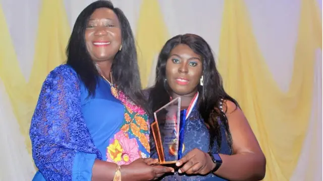 Folajogun Akinlami ati iya rẹ pẹlu ami ẹyẹ lọwọ