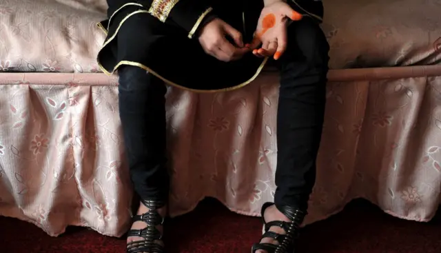 زن افغان که قصد خودکشی داشت