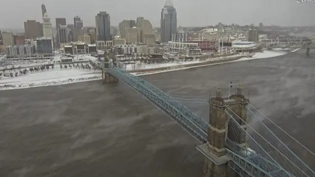 دا هوايي پل او ترې لاندې سیند په بشپړه توګه کنګل شوي دي.