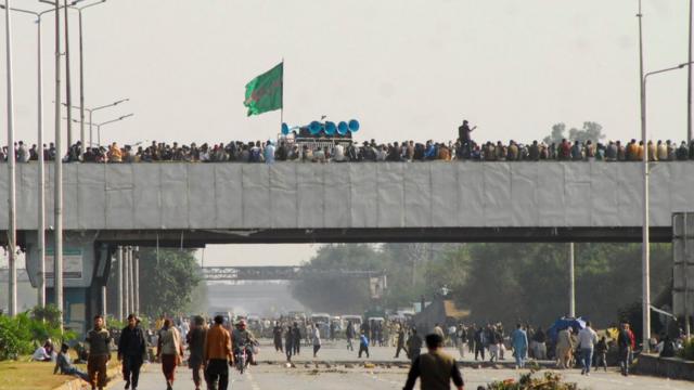 شارلی ابدو؛ پایان تظاهرات علیه فرانسه در پاکستان پس از توافق با شروط معترضان از جمله تحریم