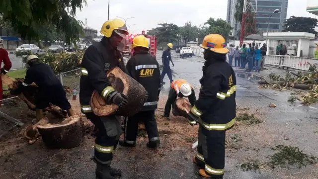 Awọn oṣiṣẹ pajawiri n ko igi to wo kuro loju popo