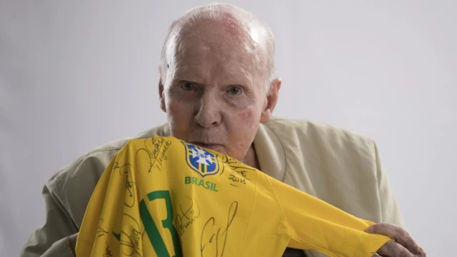 Zagallo beijando a camisa da Seleção Brasileira