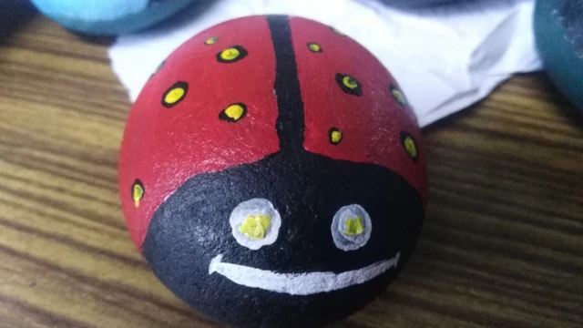 ढुङ्गामा कला जसलाई बिरामी बालबालिकाका निम्ती सहयोग जुटाउन बिक्री गरिन्छ