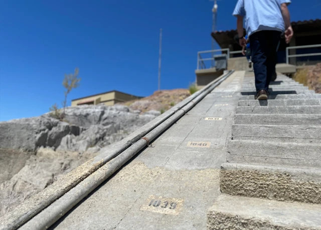La marca del nivel de agua anterior en el reservorio Las Vírgenes de Calabasas, California.
