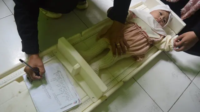 Pengukuran tinggi badan bayi di Posyandu.