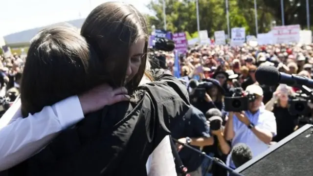 فتاتان تتعانقان في مظاهرة