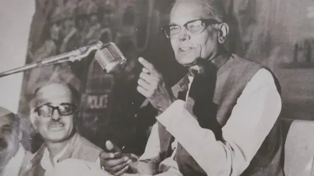 இந்திரா காந்தி - ஜெயபிரகாஷ் நாராயண் இடையேயான உறவில் கசப்புணர்வு நிலவியது ஏன்?