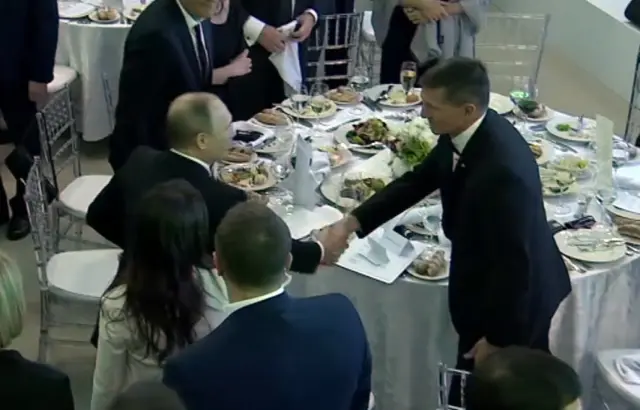 Flynn fue visto en diciembre de 2015 en Moscú, en una cena a la que asistió el presidente Putin.