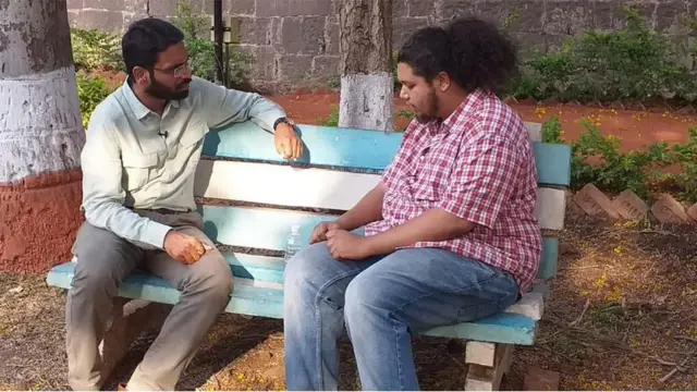 बीबीसी प्रतिनिधी अभिजीत करंडे यांच्याशी संवाद साधताना सुजात आंबेडकर