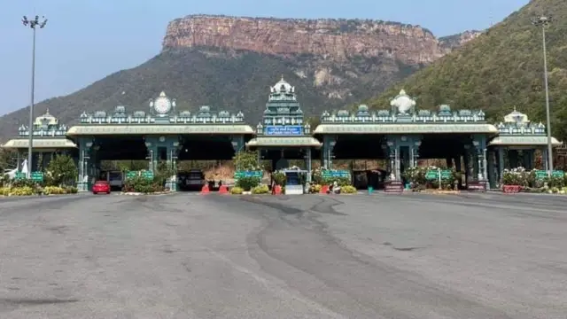 అలిపిరి చెక్ పోస్ట్ వద్ద ఖాళీగా ఉన్న రోడ్డు