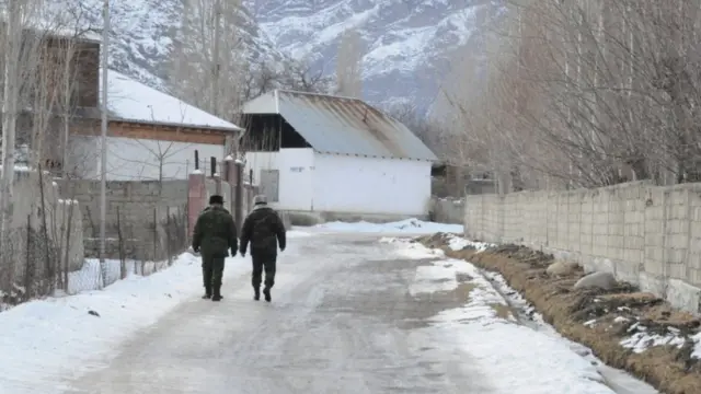 Кыргыз-тажик чек арасынын узундугу 970,8 чакырым, анын ичинен 70 жер тилкеси боюнча талаш-тартыштар бар.