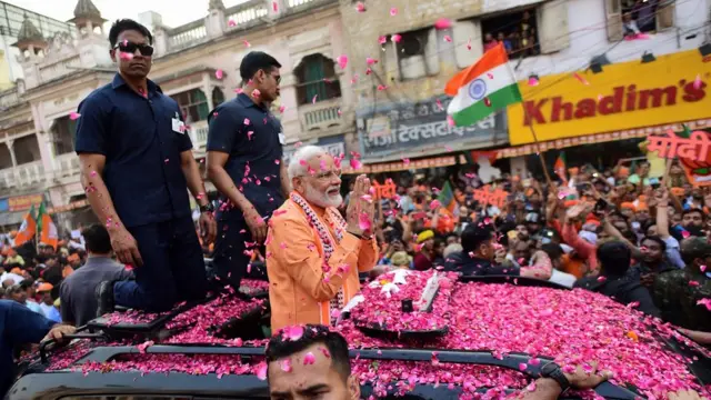 ગુરુવારે વારાણસીમાં નરેન્દ્ર મોદીએ રોડ શૉ કર્યો હતો