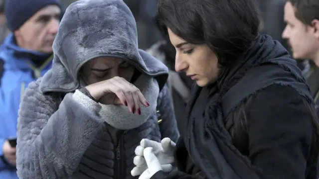 люди плачуть