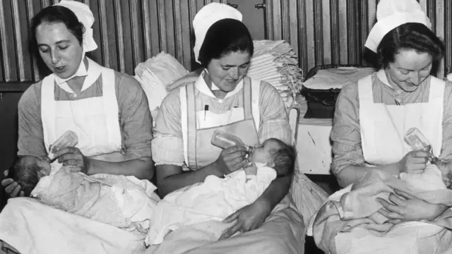 Медсестры кормят младенцев