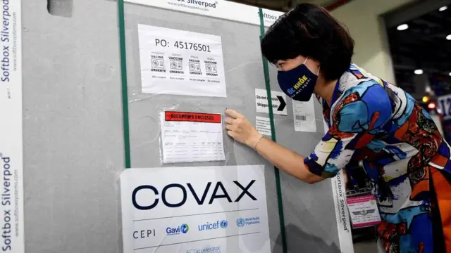 Một quan chức Bộ Y tế kiểm tra giấy tờ trên container chở lô vaccine AstraZeneca/Oxford đầu tiên, nằm trong chương trình Covax toàn cầu của LHQ ở sân bay Nội Bài ngày 1/4