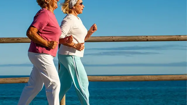 امرأتان تتريضان على الشاطئ