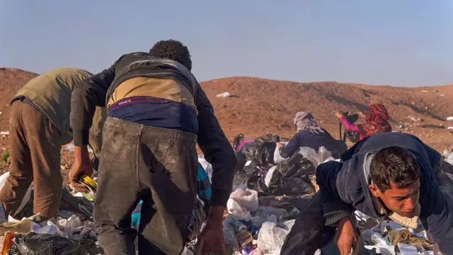 เด็ก ๆ อาจต้องเดินนานถึง 2 ชั่วโมง เพื่อไปยังกองขยะนี้