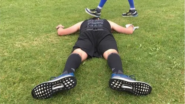 Марко Томићодмара на трави након истрчаног маратона у Берлину