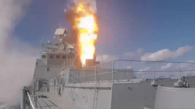 Kapal perang Rusia Admiral Grigorovich meluncurkan rudal dari lepas pantai Suriah, 15 November 2016, dalam serangan pertama sejak jeda keamnusiaan tiga pekan lalu.