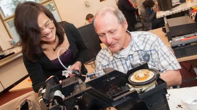 Mujer ayudando a reparar computadora