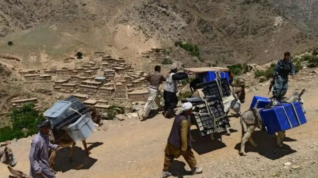 યુદ્ધના ઓથારનાં બધાં વરસો દરમિયાન અફઘાનિસ્તાનની અર્થવ્યવસ્થાનો આધાર ખનીજ સંપદા નહોતી પણ કાચું અફીણ હતું