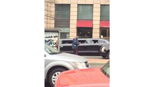 Лимузин с выбитыми окнами