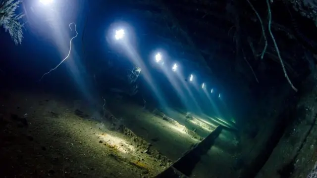 約安尼斯D號（Giannis D）在埃及附近的殘骸："這張在殘骸內拍攝的照片中最有吸引力的背景之一就是透過舷窗射來的光線。"