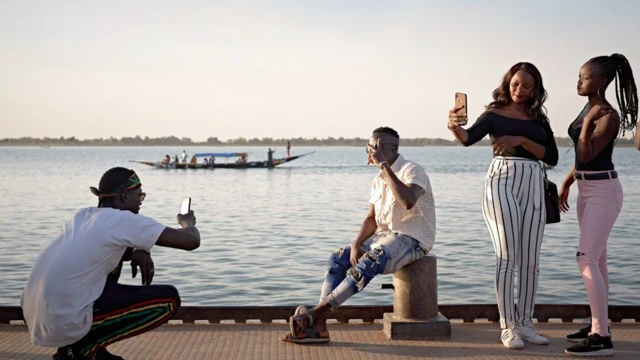 Ku wa gatandatu, Abanya-Mali bafata amafoto ku mwaro w'uruzi Niger ubwo bari bitabiriye iserukiramuco mu mujyi wa Ségou wo muri icyo gihugu.