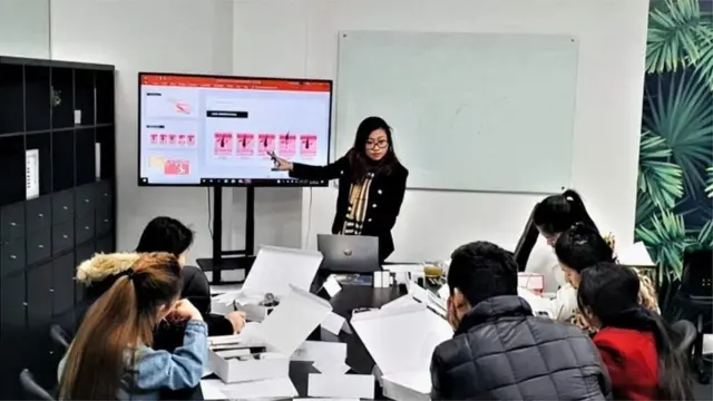 Cô Hiền Tina hướng dẫn học viên tại TLC Nail and Beauty Training Academy