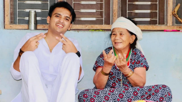 वृद्धाश्रममा अंश वर्मा