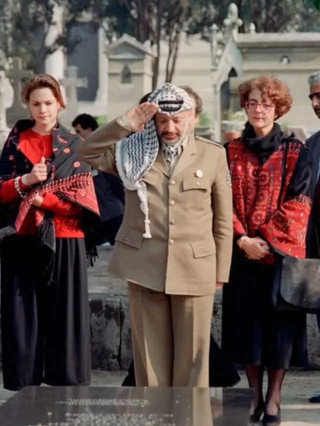 El exlíder de la OLP, Yasser Arafat, frente a la tumba de Mahmoud Hamshari en el cementerio Père Lachaise en París el 3 de mayo de 1989. Hamshari fue asesinado en París en diciembre de 1972.