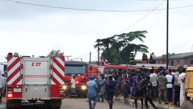 Awọn osisẹ panapana n sisẹ lati pa ina to n jo , ti ọpọ ero si pejọ ti wọn