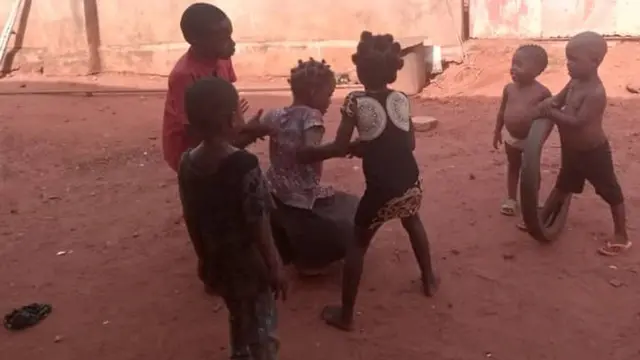 Ụmụaka na-aeme olioma