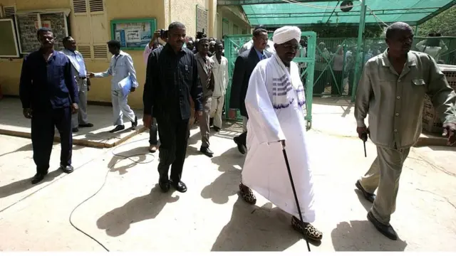 President Omar al-Bashir inside white cloth dey waka comot afta im vote for 2015