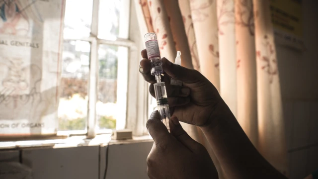 Une infirmière tenant une seringue