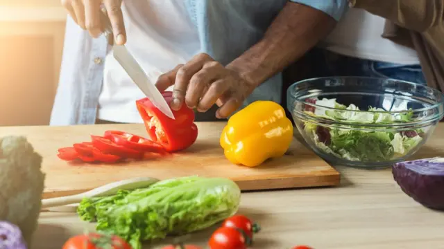 Чоловік нарізає перець