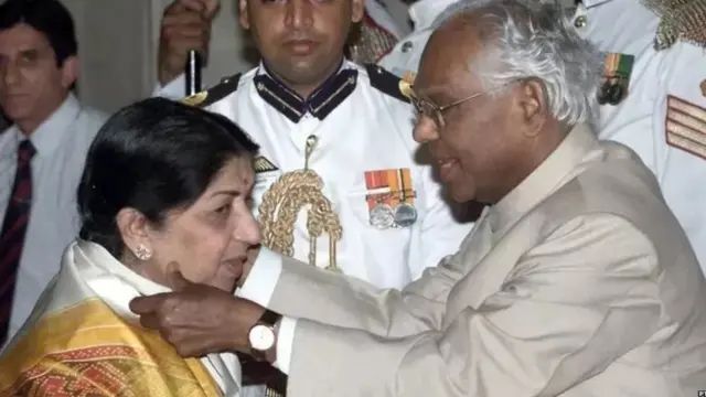 લતાજીને ફિલ્મોનું સૌથી મોટું સન્માન દાદા સાહેબ ફાળકે પુરસ્કાર 1989માં અને ભારતનું સર્વોચ્ચ નાગરિક સન્માન ભારતરત્નથી 2002માં નવાજવામાં આવ્યાં હતાં.